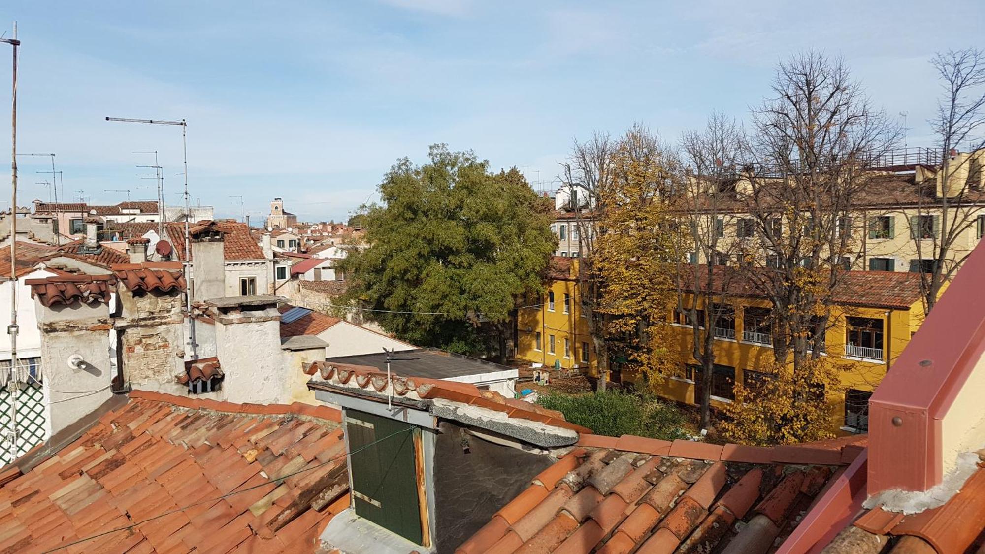 - Biennale 1 - 2 - 3 Venise